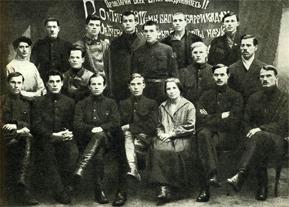 Студент  Донецького гірничого технікуму <br>М. С. Хрущов (третій зліва у нижньому ряду) серед студентів Донтехнікуму<br>
Бібліотека Донецького гірничого технікуму. Фото 1922 г.