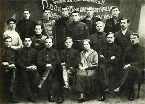 Студент  Донецького гірничого технікуму <br>М. С. Хрущов (третій зліва у нижньому ряду) серед студентів Донтехнікуму<br>
Бібліотека Донецького гірничого технікуму. Фото 1922 г.